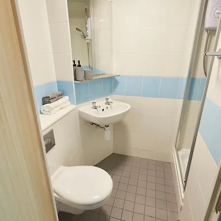 Modern Rooms For Students Only, Leeds - Sk Gasthof